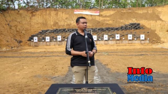 Kapolres Blora Polda Jawa Tengah AKBP Aan Hardiansyah,SH,MH saat meresmikan lapangan tembak Wicaksana Laghawa di desa Gombang Kecamatan Bogorejo kabupaten Blora, pada Kamis (14/07/2022).