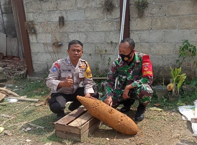 Babinsa Koramil 01 Blora, Mulyanto bersama Bhabinkamtibmas Polsek Blora Kota, Sulistiyono Saat dilokasi penemuan mortir/rudal.