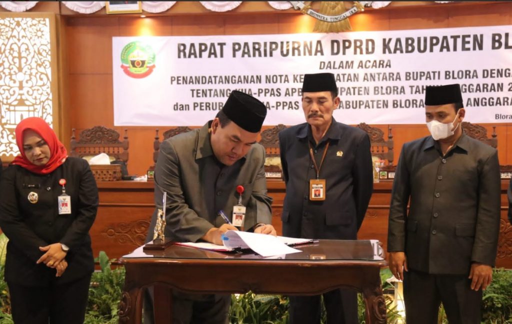 Bupati Arief Rohman saat menandatangani Nota Kesepakatan KUA-PPAS 2023 dan Perubahan APBD 2022, Jum'at (12/8).