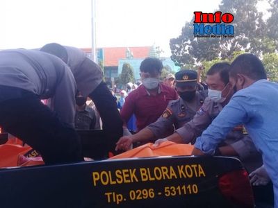 Anggota Polres Blora bersama Inafis saat membawa korban ke rumah sakit terdekat guna penanganan lebih lanjut.
