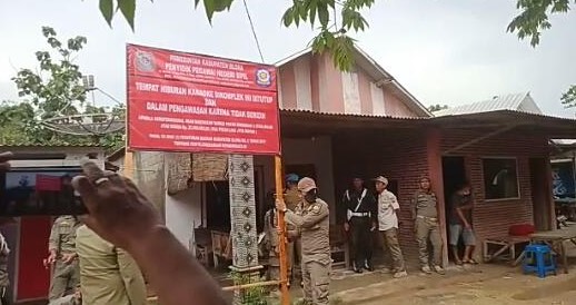 Satpol PP Blora bersama petugas gabungan saat menutup cafe Cumpleng Indah (CI) di Kecamatan Todanan , Kamis (6/10).