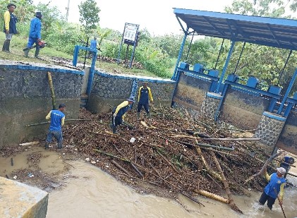 Petugas Operasi Pemiliharaan (OP) Irigasi DPUPR saat menangani pembersihan sampah bendung, lokasi terdampak banjir dan tanah longsor.