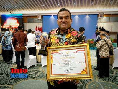 Bupati Blora saat menerima penghargaan JDIHN Awards 2022 dari Kemenkumham RI, Selasa (18/10/2022).