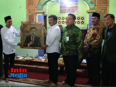 Menteri ATR BPN Hadi Thajono saat menerima lukisan dirinya oleh pimpinan Ponpes Al Muhammad Wonorejo,Cepu Blora