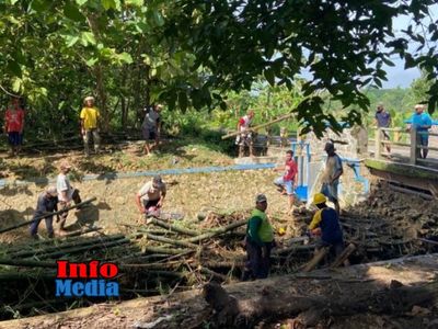 DPUPR Blora saat normalisasi pembersihan sampah bendung, lokasi terdampak banjir dan tanah longsor.