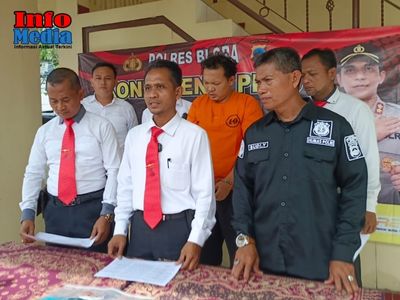 Tersangka (HI) saat digelandang di halaman belakang Mapolres Blora dalam konferensi pers, Senin (24/10).