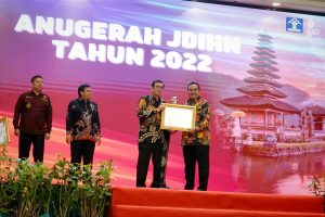 Bupati Arief Rohman saat menerima piagam penghargaan JDIHN Awards 2022 dari Kemenkumham RI, Selasa (18/10/2022).