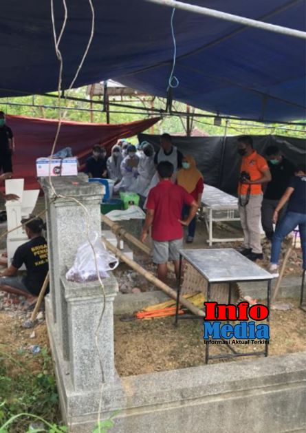 Tim DVI Polda Jateng bersama Polres Blora saat melakukan pembongkaran makam bocah SD inisial (GVR) di Polaman, Desa Sendangharjo, Kecamatan/Kabupaten Blora.