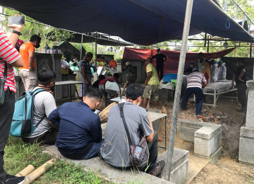 Tim DVI Polda Jateng bersama Polres Blora saat melakukan pembongkaran makam di Polaman, Desa Sendangharjo, Kecamatan/Kabupaten Blora.