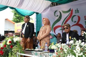 Puncak peringatan Hari Jadi Blora, Bupati dan Wakil Bupati Blora selfie bersama masyarakat.