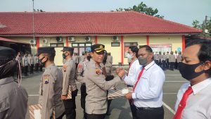 Kapolres Blora saat menyerahkan penghargaan anggota Polres Blora berprestasi.