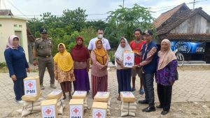 Delapan Kepala Keluarga di Desa Bergolo Ngawen saat menerima bantuan dari PMI Blora.
