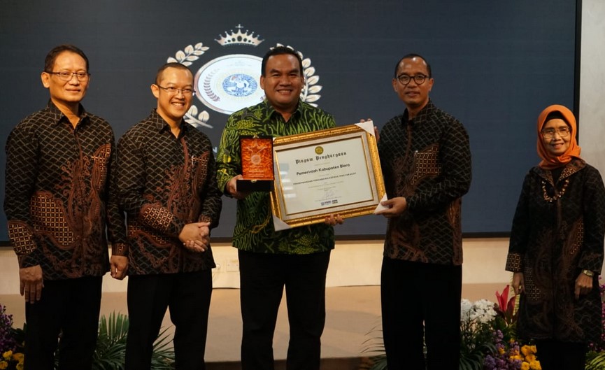 Terima Penghargaan dari Unair