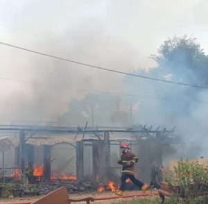 Diduga akibat korsleting listrik, tiga rumah warga di desa Jepangrejo Kec/Kab Blora, ludes terbakar dilalap si jago merah.