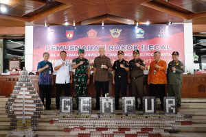 Ganjar Pranowo bersama Bea Cukai Jateng dan DIY, saat melakukan pemusnahan sebanyak 9,7 juta batang rokok ilegal di halaman Kantor Gubernur Jateng, Selasa (31/1/2023). 