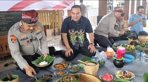 Kabareskrim Polri Komjen Pol Drs. Agus Andrianto,SH,MH saat mencicipi kuliner desa khas Blora, di kampung samin sedulur sikep desa sambongrejo kecamatan Sambong.