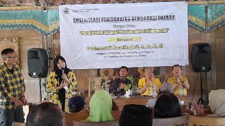 Padmasari Mestikajati SIP, MSI anggota DPRD Provinsi Jawa Tengah Dapil Jateng V (Grobogan-Blora) saat memberikan sambutan Sosialisasi Peningkatan Demokrasi Daerah di Joglo Grend, Blora, Minggu (12/2/2023).