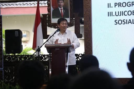 Direktorat Jenderal PSKL Kementerian LHK Dr.Ir. Bambang Supriyanto, M.Sc saat melakukan sosialisasi KHDPK pada Rabu (15/2/2023), di Pendopo Bupati Blora.