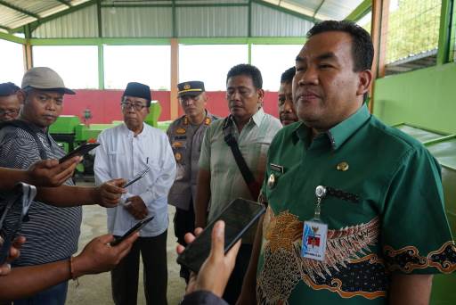 Bupati Blora H. Arief Rohman saat meresmikan TPS 3R dan Bank Sampah di Kelurahan Tambahrejo