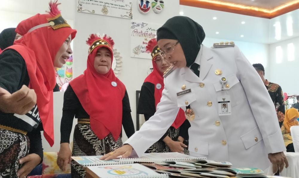 Penjabat (Pj) Bupati Batang, Lani Dwi Rejeki, saat meninjau Program Pendidikan Guru Penggerak Angkatan 6, di Aula Gedung PGRI Batang, Kabupaten Batang, Sabtu (29/4/2023).