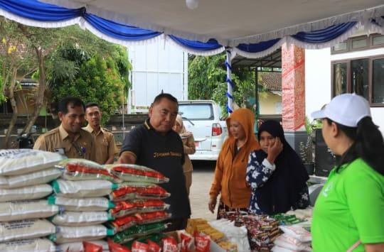 Bupati Jembrana, I Nengah Tamba bersama Wakil Bupati Jembrana saat memantau Pasar Murah.