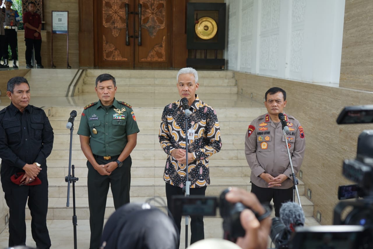 Ganjar Pranowo saat mengikuti rakor lintas sektoral kesiapan menghadapi Idul Fitri 1444 H tahun 2023, di Semarang.
