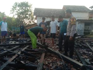 Petugas Polsek Tunjungan saat berada di lokasi kebakaran.
