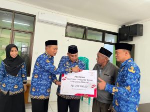 Alexander Zulkarnain saat menyerahkan secara simbolis BLT DBHCHT kepada KPM.