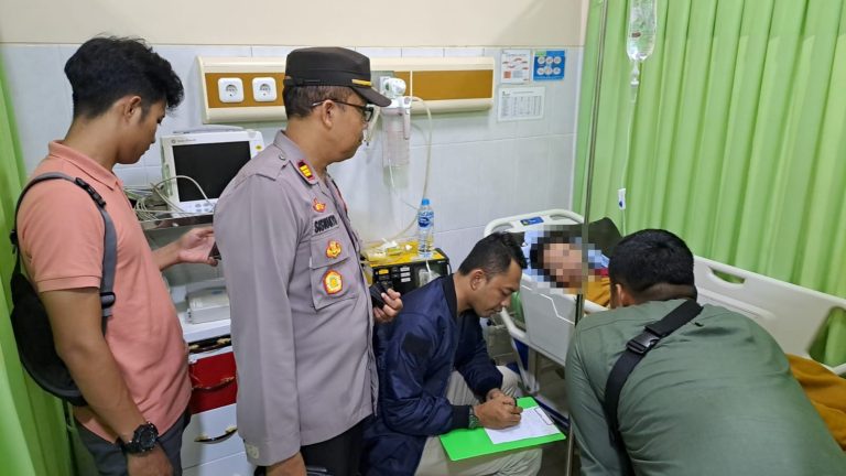 Perempuan BP (20) warga Kecamatan Pengadegan, Kabupaten Purbalingga, usai melakukan dugaan bunuh diri dan berhasil diselamatkan penambang pasir di Sungai Klawing.