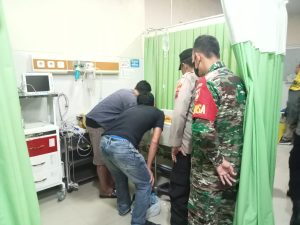 Perempuan BP (20) warga Kecamatan Pengadegan, Kabupaten Purbalingga, saat mendapatkan perawatan, usai melakukan dugaan bunuh diri di Sungai Klawing.