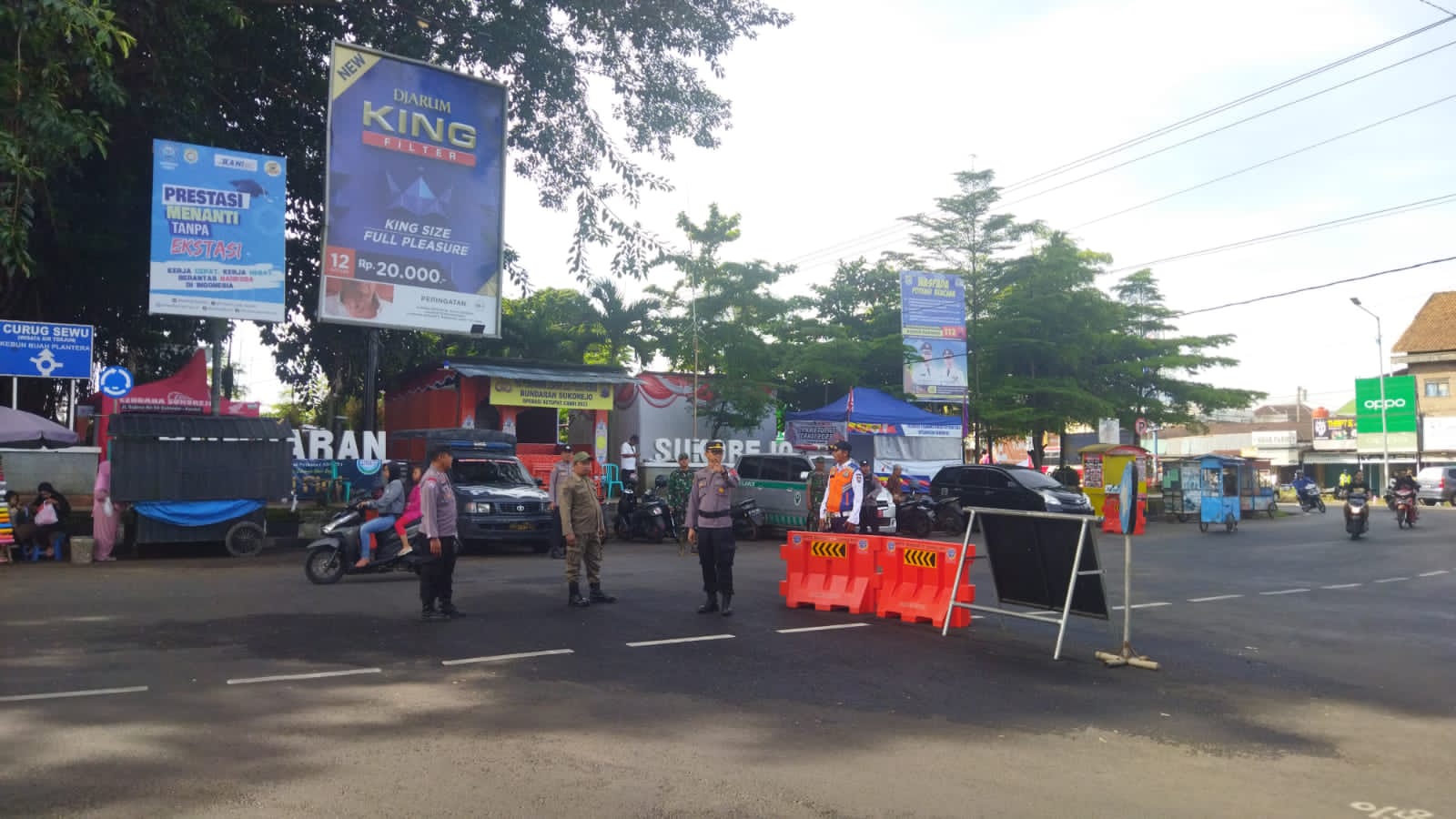 Petugas gabungan saat memantau arus balik di Pos Pengamanan Lebaran Idul Fitri 1444 H Tahun 2023 di Bundaran Sukorejo, Sabtu (29/4/2023).