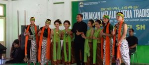 Anggota DPRD Komisi B Provinsi Jawa Tengah dari Partai PPP H. Abu Nafi, SH, saat menghadiri sosialisasi kebijakan melalui media tradisional dengan mengangkat tema 'Seni Budaya Sebagai Perekat Kebhinekaan Bangsa' di Gedung NU, Kelurahan Mlangsen, Kecamatan Blora Kota, Minggu (30/4/2023).