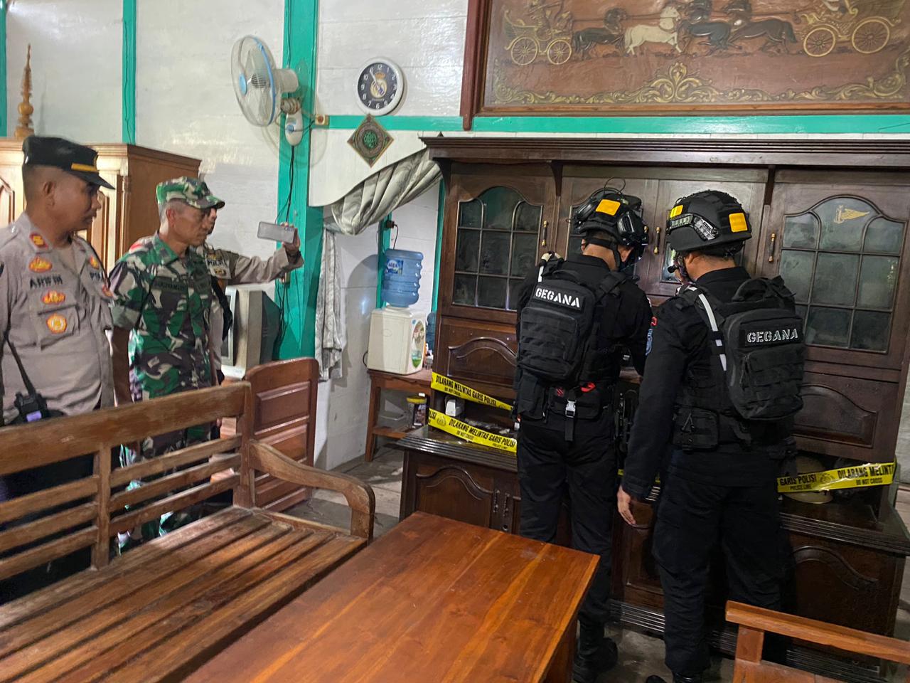 Tim Brimob Polda Jateng saat evakuasi rumah, ditemukannya granat di Desa Bleboh, Kecamatan Jiken, Kabupaten Blora