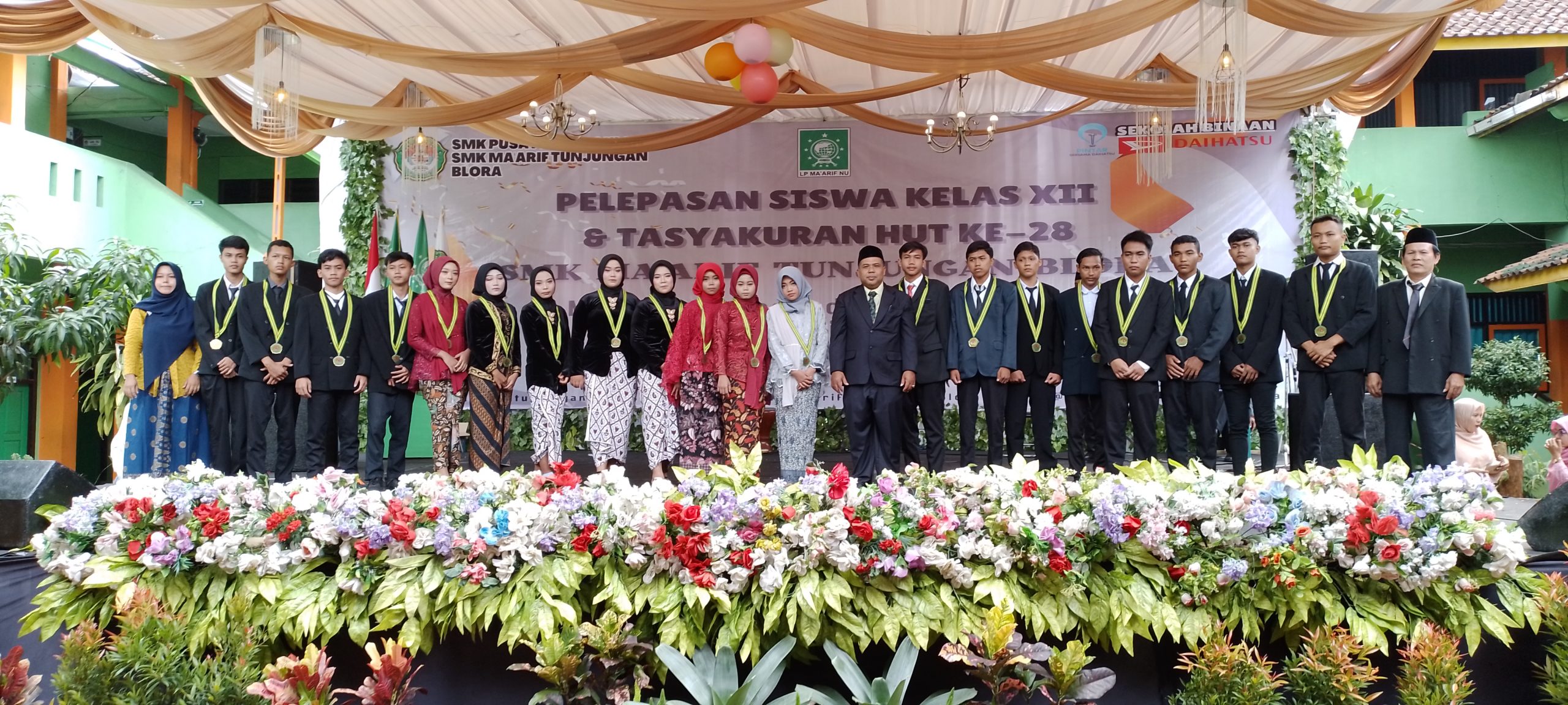 Siswa siswi SMK Ma'arif Tunjungan Blora saat mengikuti pelepasan dan tasyakuran ke 28, Senin (8/5).