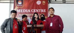 Ketua DPP PSI Blora, Sis Haisy Fermita Budiasih saat mendaftar 45 Bakal Calon Legislatif (Bacaleg) di KPU Blora, Sabtu (13/5).