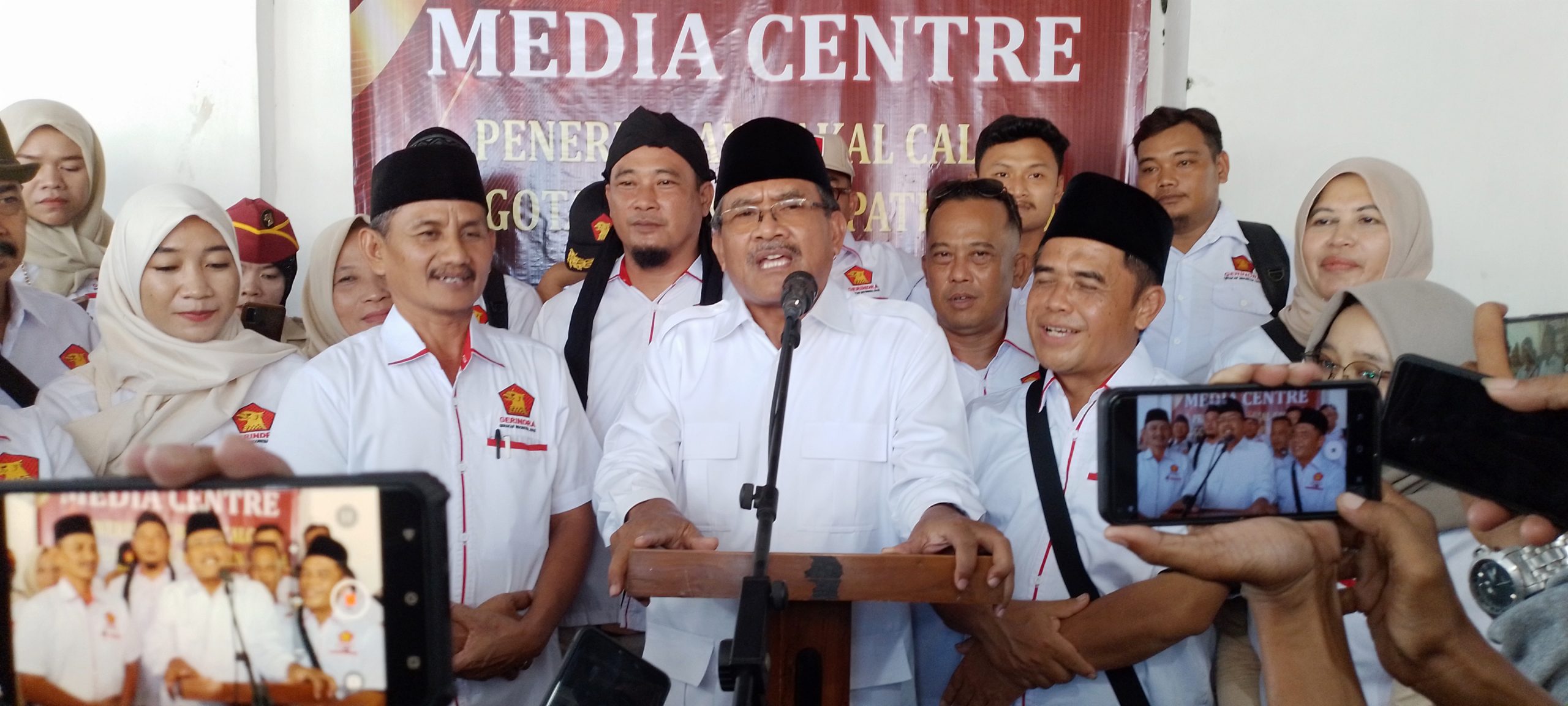 Gerindra Kabupaten Blora menyerahkan persyaratan pendaftaran 45 Bakal Calon Legislatif (Bacaleg) ke Komisi Pemilihan Umum (KPU) Blora, pada Sabtu (13/5).