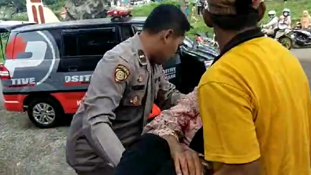 Petugas gabungan saat membantu evakuasi penumpang bus pariwisata yang terguling di jalan raya Desa Siwarak, Kecamatan Karangreja, Kabupaten Purbalingga, Minggu (30/4/2023).