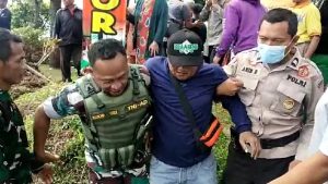 Petugas gabungan saat membantu evakuasi penumpang bus pariwisata yang terguling di jalan raya Desa Siwarak, Kecamatan Karangreja, Kabupaten Purbalingga, Minggu (30/4/2023).