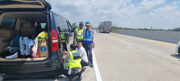 Tim urai Satlantas Polres Kendal saat membantu salah satu pemudik yang mengalami pecah ban di KM 400.