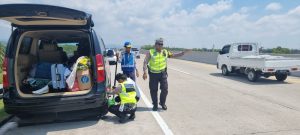 Tim urai Satlantas Polres Kendal saat membantu salah satu pemudik yang mengalami pecah ban di KM 400.