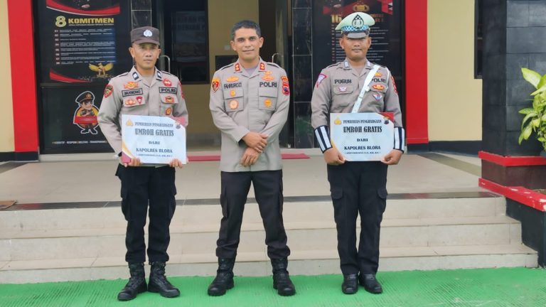Dua anggota Polres Blora terima hadiah umroh gratis dari Kapolres Blora AKBP Fahrurozi.