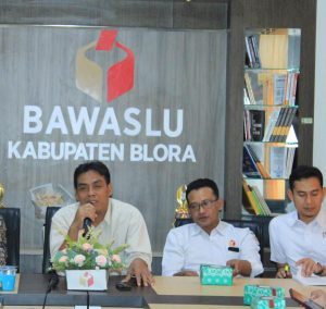 Ketua Bawaslu Blora, Lulus Mariyonan saat mengikuti rapat baru baru ini.