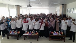 Mahasiswa mahasiswi Poltekkes Semarang saat foto bersama usai dilantik KSR PMI Blora.