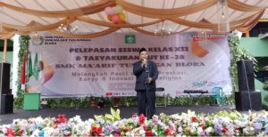 Kepala Sekolah SMK Ma'arif Tunjungan Blora, Subekan Nurhadi saat memberikan sambutan acara pelepasan siswa kelas XII dan tasyakuran ke 28, Senin (8/5).