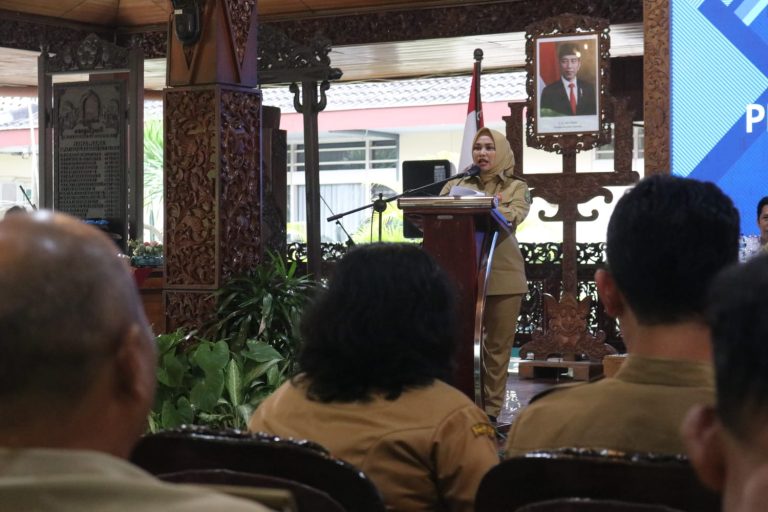 Wakil Bupati Tri Yuli Setyowati saat memberikan sambutan sosialisasi pilkades serentak di Pendopo Kabupaten, Senin (8/5).