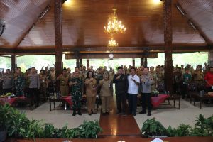 Camat, forkopimcam, BPD, Sekdes saat menghadiri sosialisasi pilkades serentak di Pendopo Kabupaten, Senin (8/5).