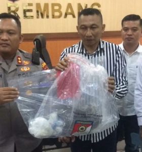 Kapolres Rembang AKBP Suryadi didampingi Kasat Reskrim AKP Dr. Heri Dwi Utomo saat konferensi pers baru baru ini.