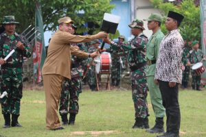 Bupati Arief secara simbolis membuka pelaksanaan TMMD, ditandai dengan pemukulan kentongan dan penyerahan alat kerja.
