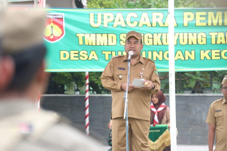 Bupati Arief Rohman memimpin upacara pembukaan program TMMD Sengkuyung tahap I tahun anggaran 2023 di Desa Tunjungan, Kecamatan Tunjungan, Kabupaten Blora, Rabu (10/5).