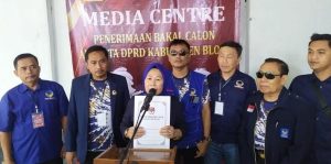 Ketua DPD Partai Nasdem Blora, Sri Sudarmini, saat mendaftar 45 anggota Bacaleg di KPUD Blora, Kamis (11/5).
